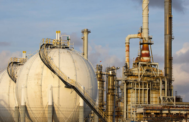 Великий нафтопереробний завод з очищеним природним газом - ЛНГ - резервуари - Фото, зображення