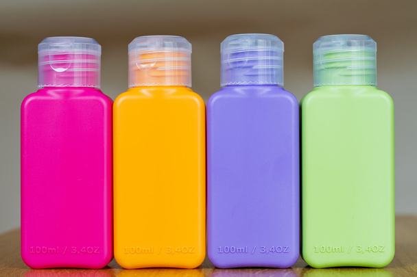 kleine farbige Plastikflaschen für unterwegs - Foto, Bild