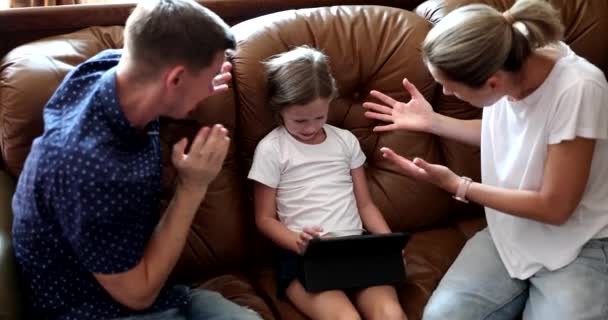 Os pais mãe e pai repreendem gritando com criança com tablet. Vício de crianças a aparelhos - Filmagem, Vídeo