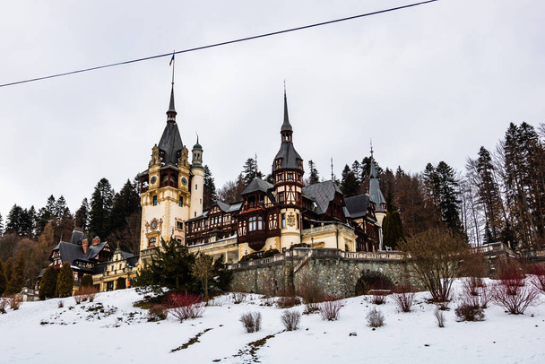 Castillo de Peles, Rumania. Hermoso castillo real famoso de Sinaia - Foto, imagen
