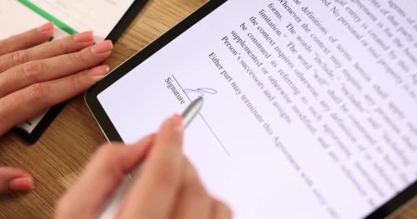 Macro αναπαράσταση της ηλεκτρονικής υπογραφής στον υπολογιστή tablet χρησιμοποιώντας γραφίδα στο χέρι. Υπογραφή εγγράφου συμφωνίας σε απευθείας σύνδεση εξ αποστάσεως - Πλάνα, βίντεο