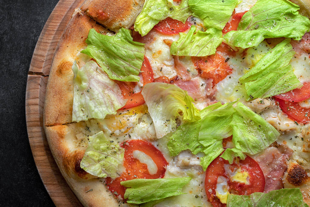 Піца з куркою, овочами, салатом і беконом на дерев'яній дошці
 - Фото, зображення