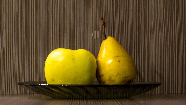 Bir fincan tabağında armut ve elma - Fotoğraf, Görsel
