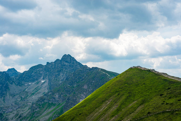 Όμορφη θέα του τοπίου Tatra βουνά. Θέα των βουνών από την κορυφή. Υψηλό ορεινό τοπίο. - Φωτογραφία, εικόνα