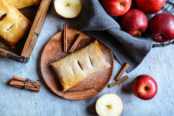 Вкусные слоеные пирожные Обороты, наполненные яблоками и корицей - Фото, изображение
