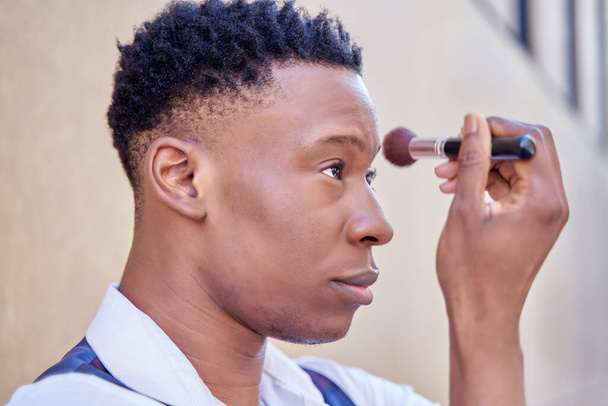 joven afroamericano que se maquilla la cara - Foto, imagen