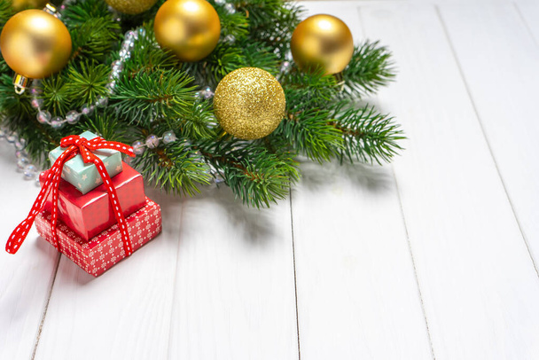 Гілка різдвяного дерева з декором, подарунковим ящиком і червоним вічним календарем з датою 31 декопад на білому дерев'яному тлі. Верхній вид, плоский з копіювальним простором, банером, заголовок, новорічним тлом - Фото, зображення