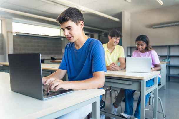 Grupo de estudiantes universitarios adolescentes que trabajan con computadoras portátiles en el aula de la escuela secundaria - Foto, imagen