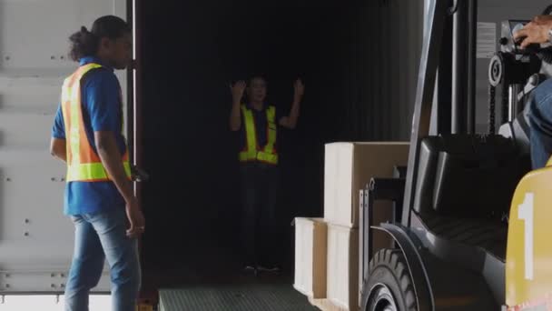 Travailleur de groupe et homme conduisant la boîte élévatrice de chariot élévateur ou l'emballage pour le transport et la distribution des conteneurs de chargement dans l'entrepôt à l'usine, employé travaillant dans l'entrepôt, concept logistique. - Séquence, vidéo