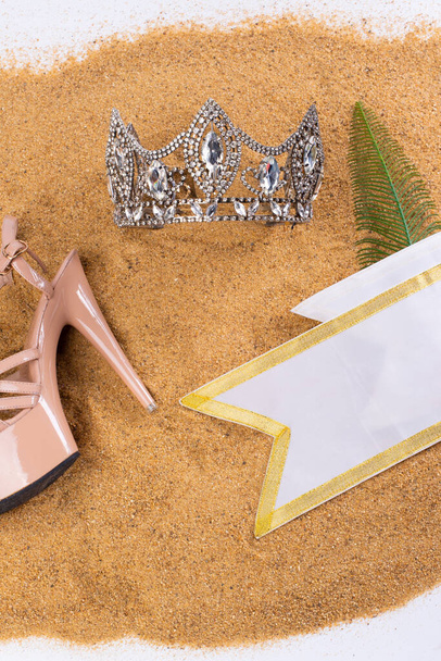 Elmas taç, yüksek topuklu ayakkabılar, Prenses için kuşak Tropikal Ada 'da Kum Sahili Güzellik Yarışması güzel yaz güneşi altın kum üzerinde, stüdyo fotokopi uzayı - Fotoğraf, Görsel