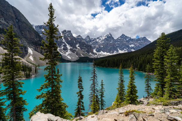 Moraine Lake as see from the Rockpile Trail in Banff National Park Canada - Фото, зображення