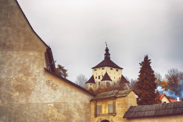 Slovakya 'nın Banska Stiavnica şehrindeki New castle manzarası. Yüksek kalite fotoğraf - Fotoğraf, Görsel