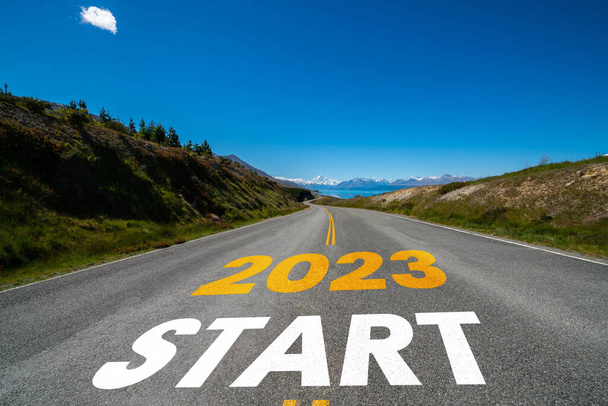 2023 Újévi utazás és jövőkép koncepció. Természeti táj autópálya út vezet előre boldog új évet ünneplés elején 2023 a friss és sikeres kezdés . - Fotó, kép