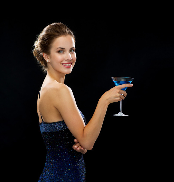 Усміхнена жінка тримає коктейль
 - Фото, зображення