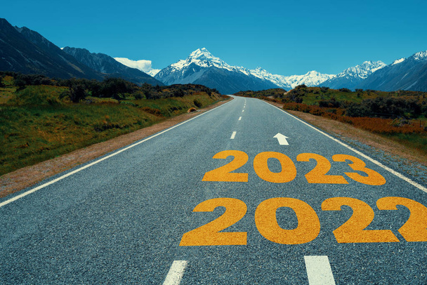 2023 Voyage du Nouvel An sur la route et concept de vision d'avenir. Paysage naturel avec route autoroutière menant à la célébration heureuse de la nouvelle année au début de 2023 pour un nouveau départ réussi . - Photo, image