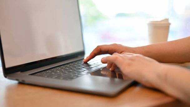 Yakın plan görüntü, Asyalı serbest çalışan kadın ya da iş kadını dizüstü bilgisayar kullanıyor, kahve dükkanında uzaktan çalışıyor.. - Fotoğraf, Görsel