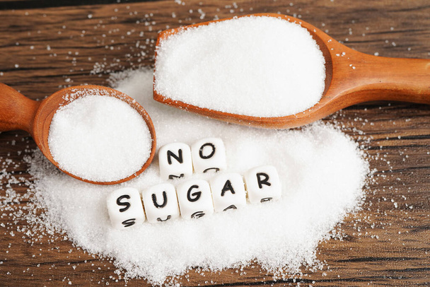 Χωρίς ζάχαρη, κρυσταλλική ζάχαρη με κείμενο, πρόληψη διαβήτη, δίαιτα και απώλεια βάρους για καλή υγεία. - Φωτογραφία, εικόνα