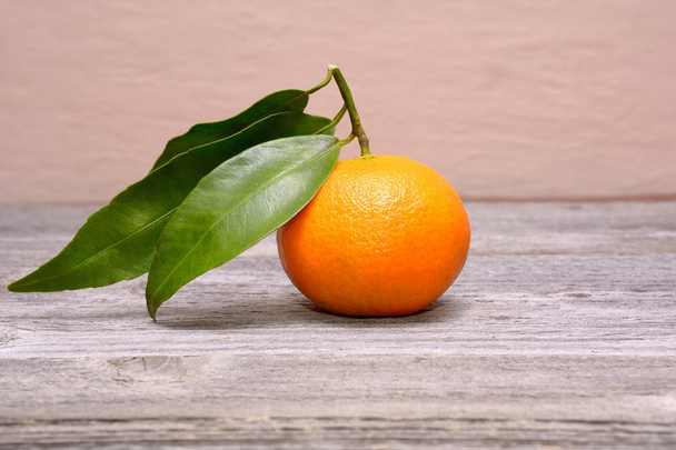 Mandarin or tangerine fruit isolated on wooden background - Foto, imagen
