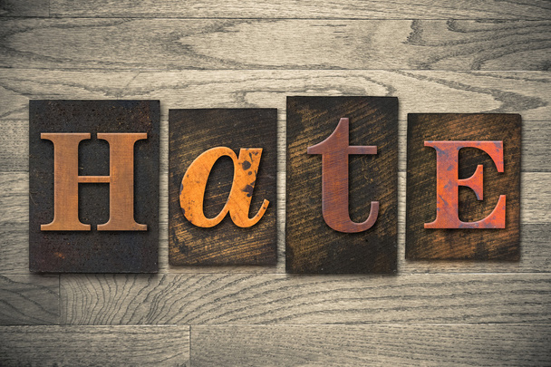 Tipo de tipografía de madera del concepto del odio
 - Foto, Imagen