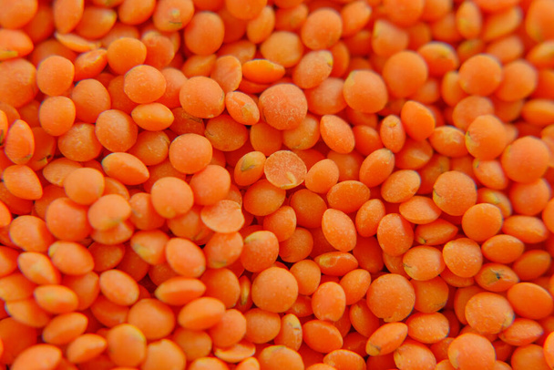lentilha grumos fundo. Cereais e legumes. carboidrato food.bean groats.orange lentilha grits close-up. - Foto, Imagem