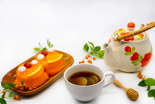 citrónový čaj s pomerančovým dortem zákusek uspořádání občerstvení byt ležel styl na pozadí bílá - Fotografie, Obrázek