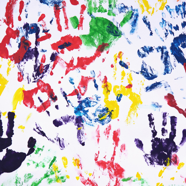 Huellas de manos coloridas en el fondo blanco
 - Foto, imagen