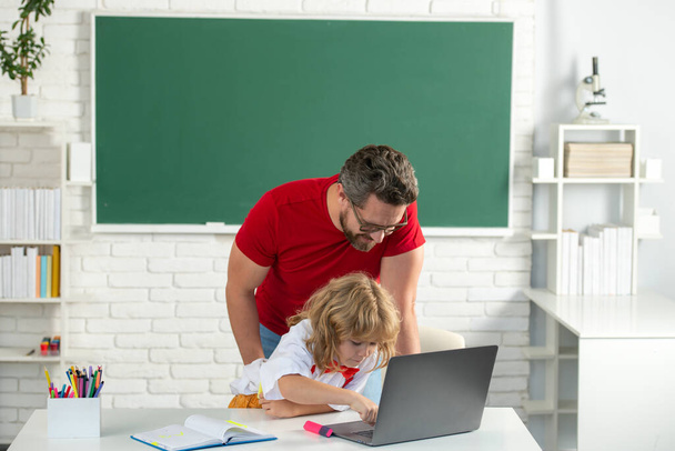 Okula dönelim. Laptop bilgisayarında öğretmenlik öğrenimi gören bir öğrenci, sınıfta online eğitim e-öğrenimi görüyor. - Fotoğraf, Görsel