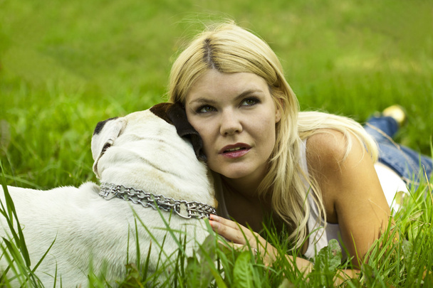 Chica con un perro en la hierba
 - Foto, imagen