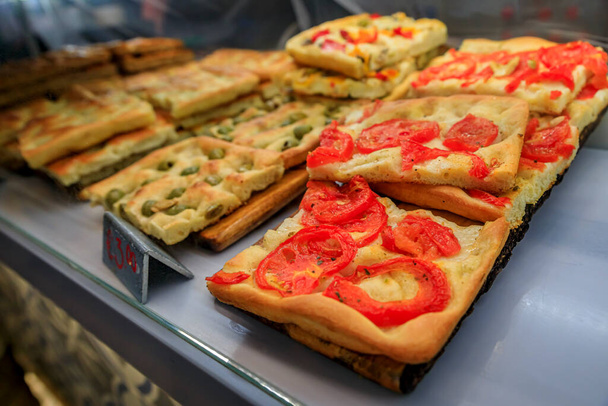 Выбор свежеприготовленной фокаччи, традиционного местного плоского хлеба в ресторане в старом городе Манарола в Чинкве-Терре на Средиземном море, Италия - Фото, изображение