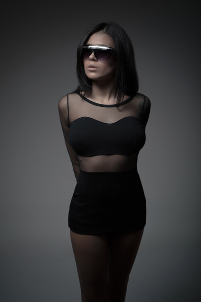 aantrekkelijke jonge meisje in zwarte kleding - Foto, afbeelding