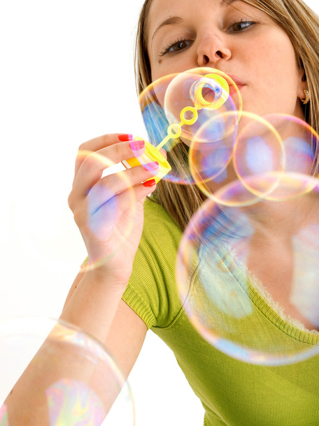 Молода дівчина дме бульбашки
 - Фото, зображення