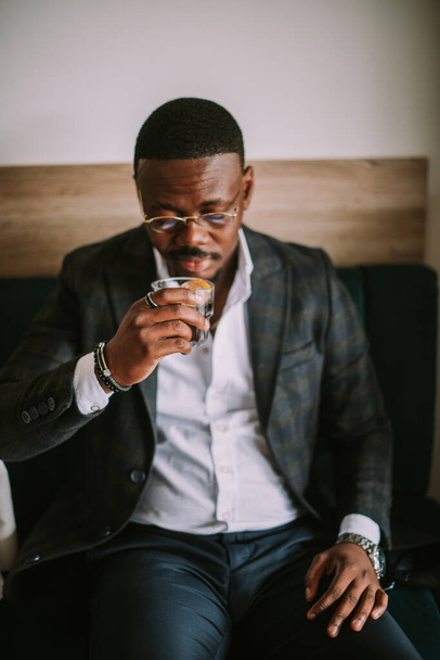 Schöner Geschäftsmann trinkt kaltes Gebräu, während er im Café sitzt - Foto, Bild