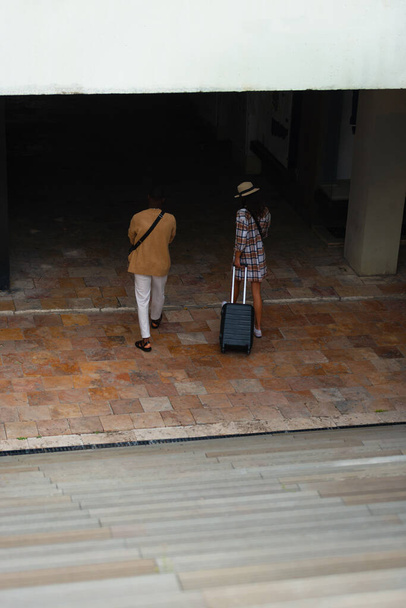 Couple multiethnique inhabituel va dans le centre commercial souterrain après leur arrivée dans la ville - Photo, image