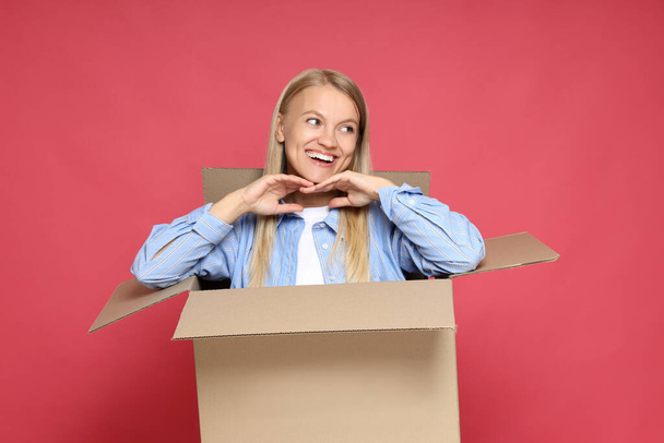 Concepto de entrega, sorpresa, regalo, mujer joven y caja de cartón - Foto, imagen