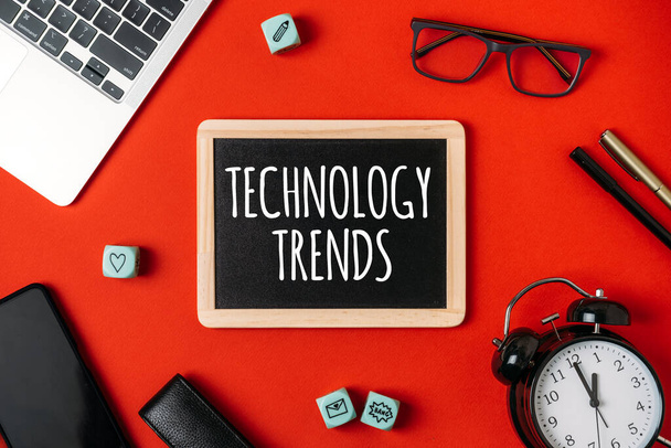 Tendências tecnológicas, tendências tecnológicas, Top New Technology. Tendências do Word com diferentes gadgets e dispositivos no fundo vermelho - Foto, Imagem