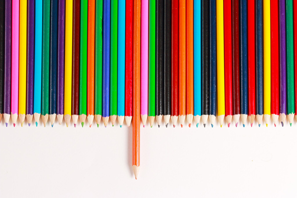 una exhibición de lápices de colores
 - Foto, Imagen