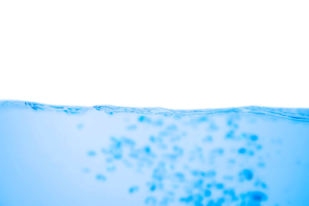Водна хвиля з бульбашками на білому тлі
 - Фото, зображення