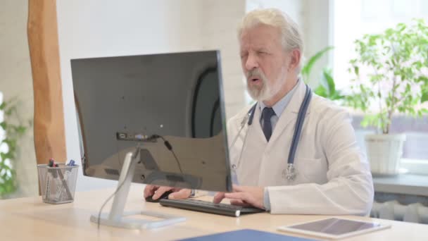 Starý lékař má bolesti zad při práci na počítači - Záběry, video