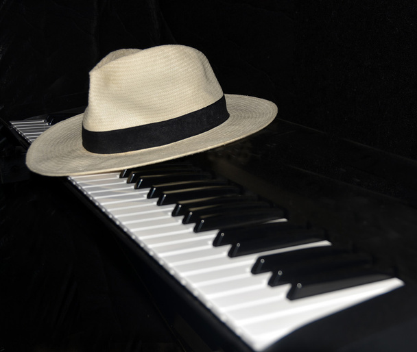 Πιανίστας παίρνει ένα διάλειμμα - καπέλο Παναμά. - Φωτογραφία, εικόνα
