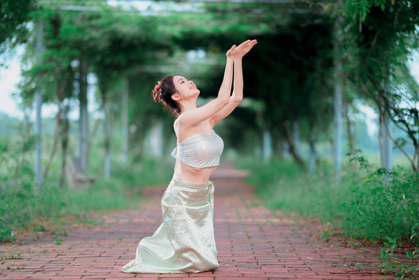 Νεαρή γυναίκα σε παραδοσιακό κινέζικο χορό κοστούμι - Φωτογραφία, εικόνα