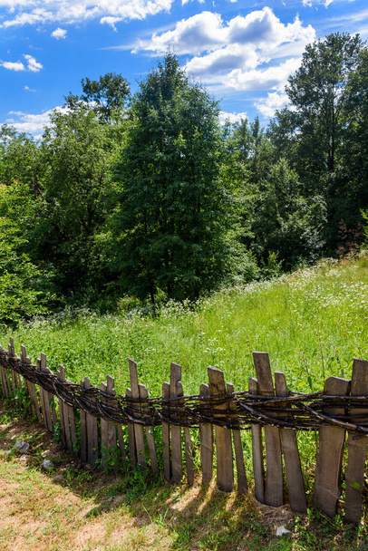Antiguas vallas de madera del pueblo de Serbia - Foto, imagen