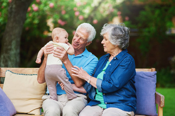Mit Enkelkindern ist das Leben einfach besser. ein älteres Ehepaar verbringt Zeit mit seinem Enkel - Foto, Bild