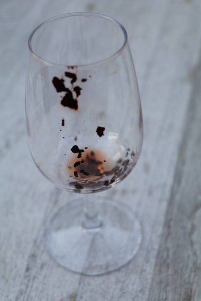 sedimentos de vinho tinto num copo vazio - Foto, Imagem