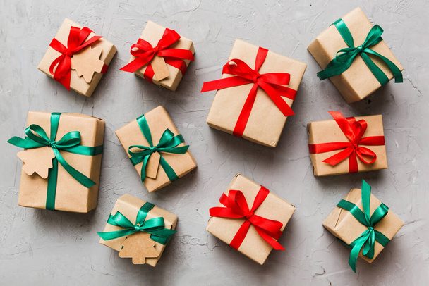 Кольорові коробки з подарунками з кольоровими стрічками на кольоровому тлі. Колекція Різдвяних подарунків . - Фото, зображення