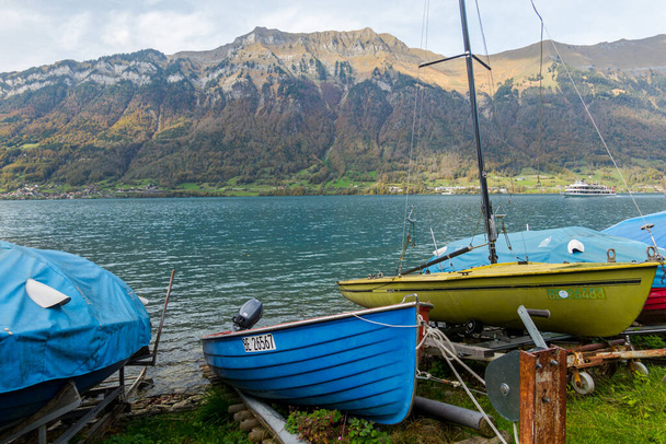 Magnífico lago Brienzersee en Suiza y pueblos suizos en él - Foto, Imagen