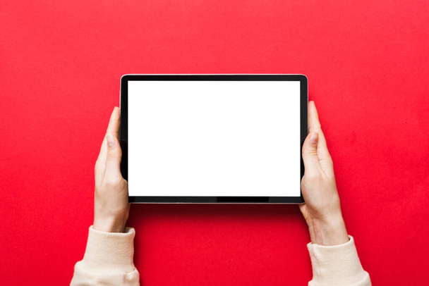 manos adolescentes femeninas usando la PC de la tableta con la pantalla blanca, imagen de burla de la mano de la mujer que sostiene la PC de la tableta blanca con la pantalla blanca en blanco en casa. - Foto, Imagen