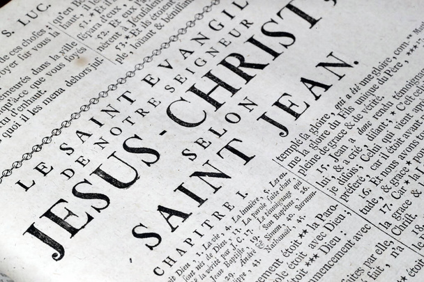 Fransızcada eski İncil. 18. yüzyıl. Yeni Ahit. John 'a göre İncil. Fransa.  - Fotoğraf, Görsel