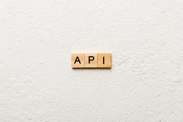 API sana kirjoitettu puupalikka. sovellusohjelman käyttöliittymän tekstin pöydällä, käsite. - Valokuva, kuva
