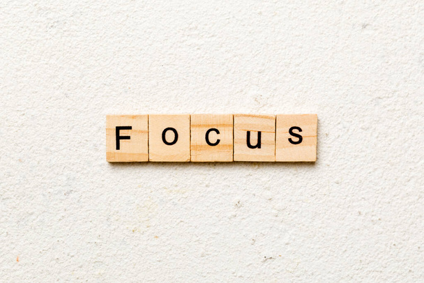 focus word written on wood block. focus text on table, concept. - Foto, Imagem
