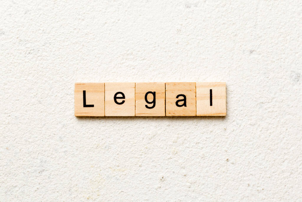 legalne słowo napisane na drewnianym bloku. tekst prawny na stole, koncepcja. - Zdjęcie, obraz